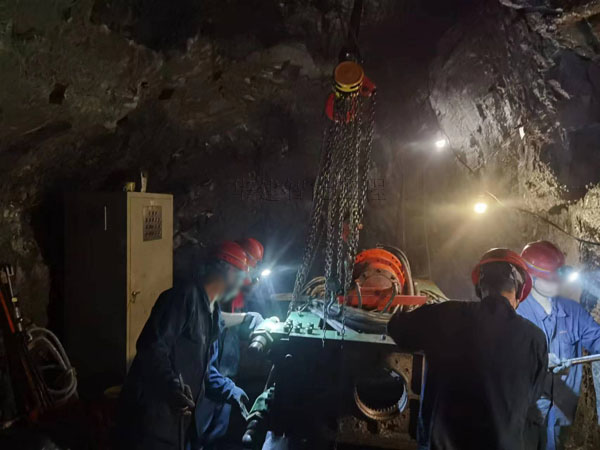 湖南天井鉆機(jī)施工現(xiàn)場(chǎng) 湖南天井鉆機(jī)施工現(xiàn)場(chǎng)