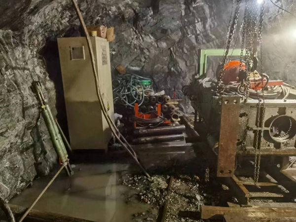 湖南天井鉆機(jī)施工現(xiàn)場(chǎng) 湖南天井鉆機(jī)施工現(xiàn)場(chǎng)