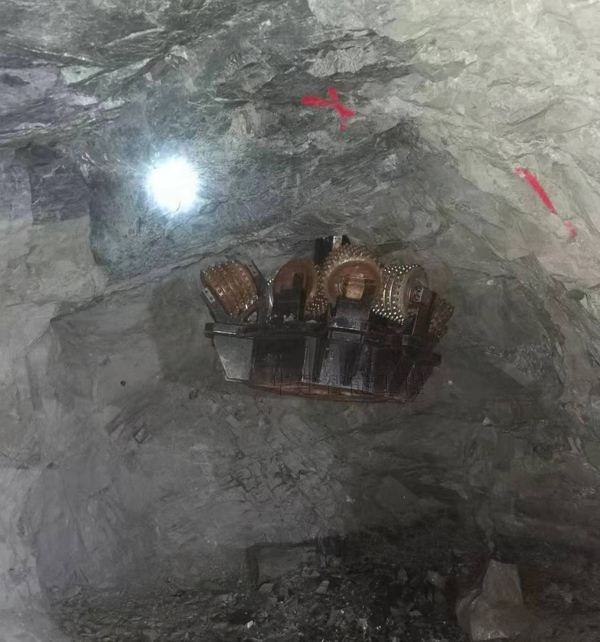 反井鉆機(jī)1.5米刀盤開(kāi)始反孔 反井鉆機(jī)1.5米刀盤開(kāi)始反孔